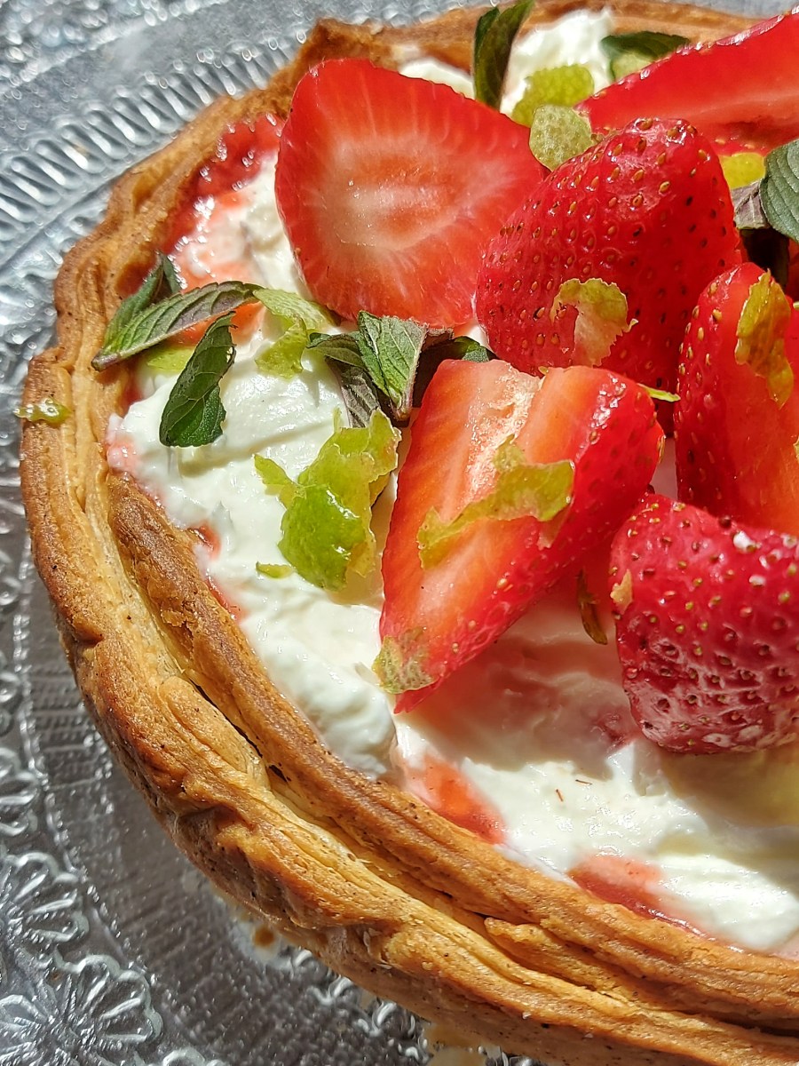Guscio di sfoglia croccante, fragole e lime, tra un tiramisù e una&nbsp;crostata