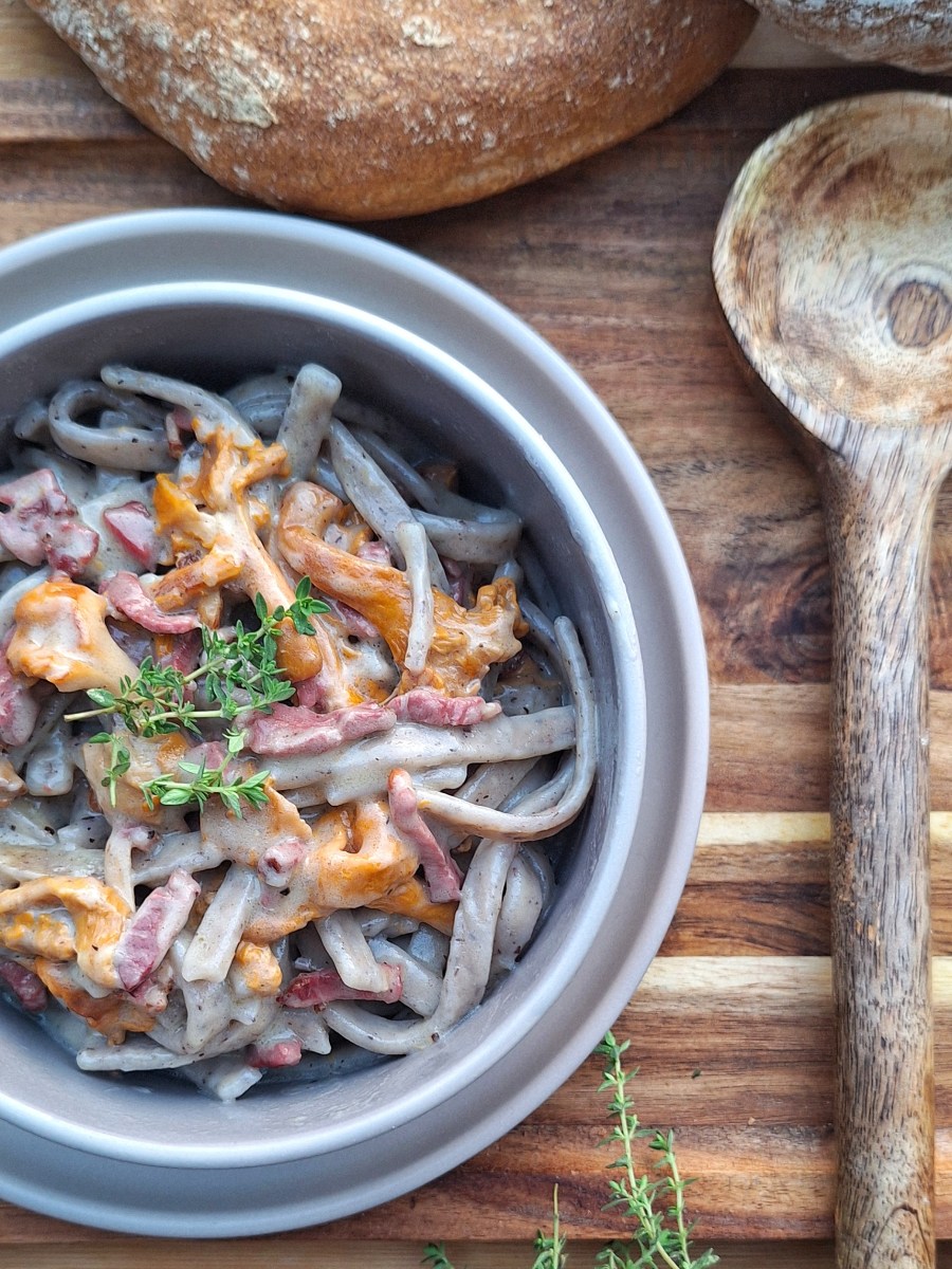 Lardons de canard e tagliatelle di grano saraceno. Il piatto si trasforma in un sonoro&nbsp;wow!