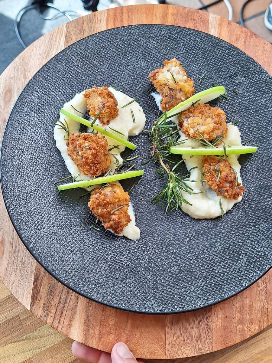 Videoricetta: daino fritto, purè di sedano rapa e mela&nbsp;verde