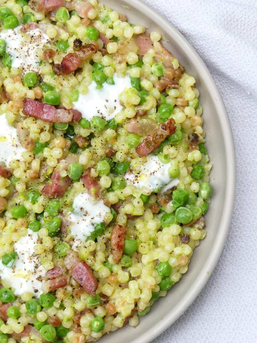 Fregula e montagne di piselli, e la pancetta&nbsp;no?