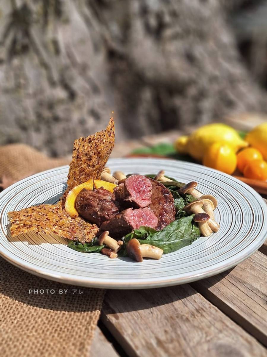 Muflone al gin, chips di polenta, erbette e pioppini…il ritorno!